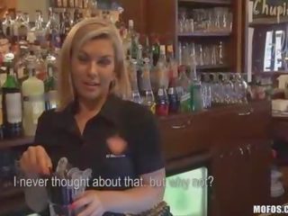 Bartender sucks kar prapa counter