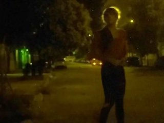 Argentinska cd natasha walking i attraktiv klädsel utomhus
