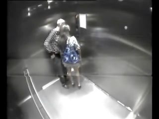 Neznanec jebe dekleta v elevator