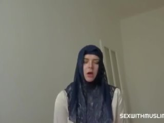 Ekte eiendom middel mann fucks oppkvikket hijab kvinne