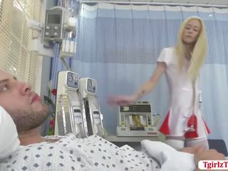 บลอนด์ กระเทยแปลงเพศ พยาบาล เจนน่า gargles slurps และ fucks patients สมาชิก
