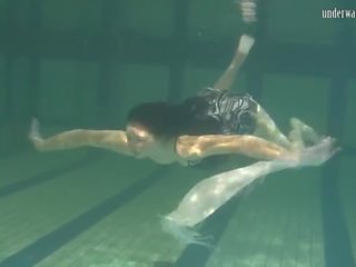 Pływanie nagie w pływanie basen samotny miód irina