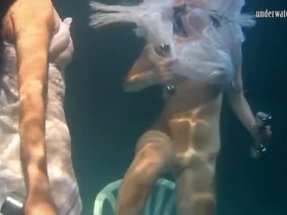 Lesbos od rusija polcharova in siskina pridobivanje playful v na bazen s vsak drugi